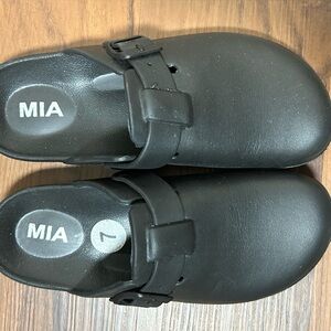 Women’s size 7 vegan black Birkenstock style clogs / gently worn